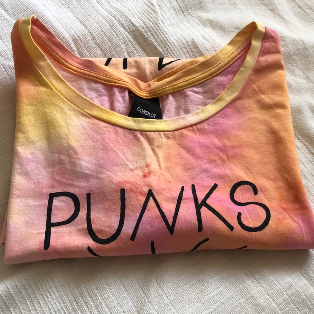 Punks not dead tee
